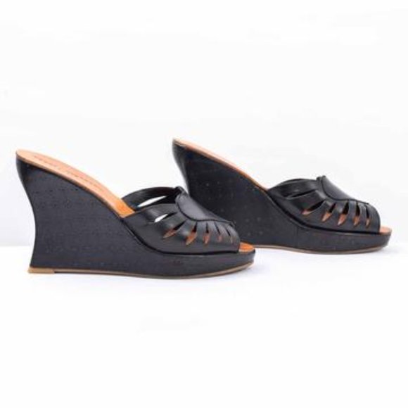 Robert Clergerie Diane Leather Wedge Sandals with Heart on Vamp - Picture 4 of 6